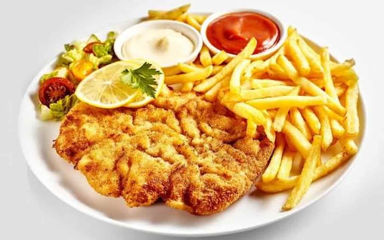 شنیسل مرغ خانگی تهیه شده از مواد تازه